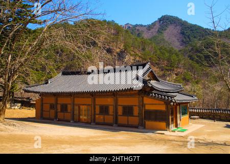 Un tradizionale edificio coreano in un'area rurale. Foto Stock