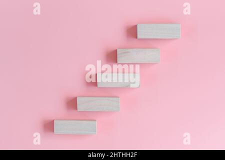 Step Strategic Target Plan and Goal Vision Concepts, Wooden Stair passi su isolato sfondo rosa. Management Trend Marketing per progetto di successo. D Foto Stock