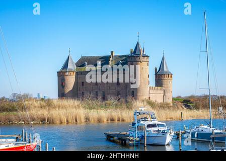 Vista panoramica del porto turistico e del castello 'Muiderslot' vicino all'antica città di Muiden, vicino ad Amsterdam, Paesi Bassi. Foto Stock