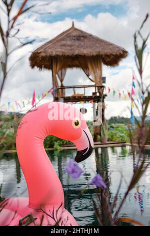 Flamingo galleggiante nella piscina dell'Hotel Resort. Flamingo Float Rubber Water Toys gonfiabili nelle piscine. Attività ricreative estive e T Foto Stock