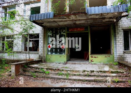 Ukraine, Sperrzone, Pripjat, in der unbewohnbaren 30 km-zone um das Kraftwerk von Tschernobyl und der Arbeitersiedlung Pripjat, Wohnhauseingang Foto Stock