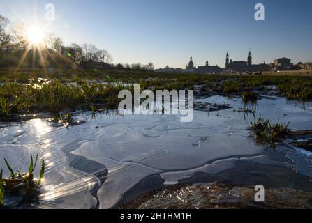 Dresda, Germania. 01st Mar 2022. Parti dei prati dell'Elba sono ghiacciate al mattino all'alba di fronte al paesaggio della città vecchia con la Frauenkirche (l-r), il Ständehaus, l'Hofkirche, l'Hausmannsturm e il Semperoper. Credit: Robert Michael/dpa-Zentralbild/dpa/Alamy Live News Foto Stock