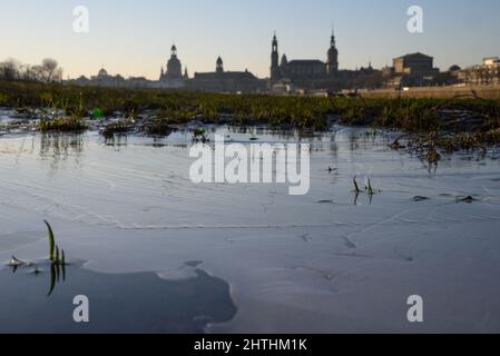 Dresda, Germania. 01st Mar 2022. Parti dei prati dell'Elba sono ghiacciate al mattino all'alba di fronte al paesaggio della città vecchia con la Frauenkirche (l-r), il Ständehaus, l'Hofkirche, l'Hausmannsturm e il Semperoper. Credit: Robert Michael/dpa-Zentralbild/dpa/Alamy Live News Foto Stock