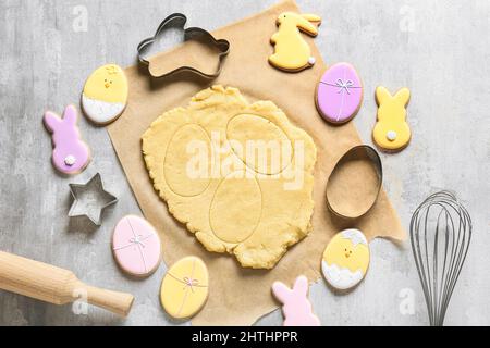 Pasta fresca e biscotti di Pasqua su sfondo grigio Foto Stock