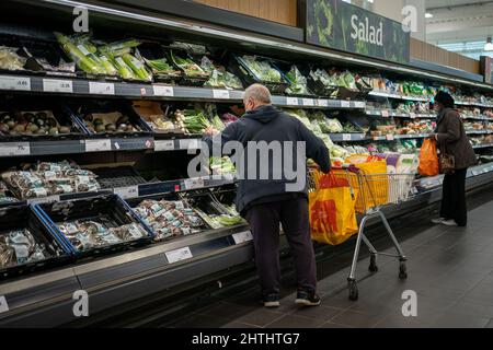 Foto di archivio datata 15/10/21 di acquirenti nella sezione frutta e verdura di un ramo di Sainsbury's a Londra. Secondo nuovi dati, i prezzi dei prodotti alimentari stanno aumentando a livelli quasi record con l’aumento della crisi del costo della vita. Data di emissione: Martedì 1 marzo 2022. Foto Stock