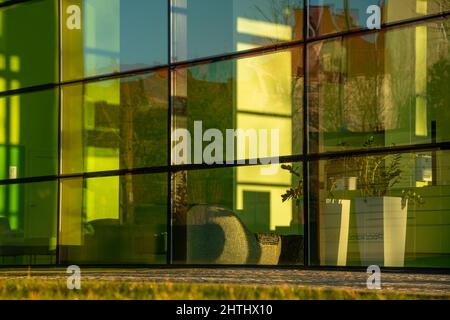 Facciata in vetro e metallo di un edificio moderno Foto Stock