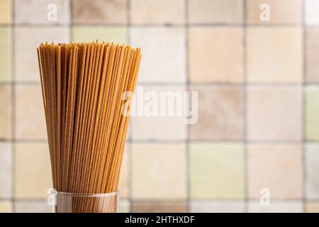 Spaghetti interi non cotti. Pasta cruda in una tazza. Foto Stock