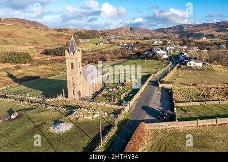 Veduta aerea della Chiesa d'Irlanda a Glencolumbkille - Repubblica d'Irlanda. Foto Stock