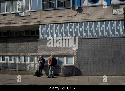 Residenti al di fuori del 1970s brutalist architettura stile Trellick Tower blocco di alloggiamento a Notting Hill, Londra, Inghilterra, Regno Unito Foto Stock