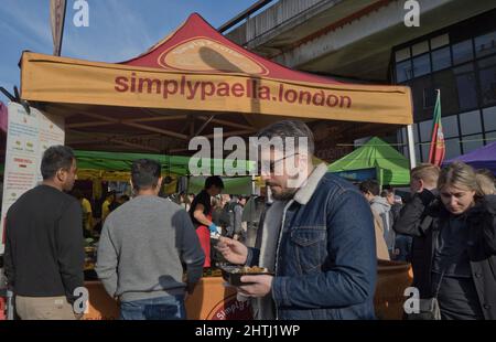 Visitatori al mercato di strada, ristoranti e caffè in Portobello Road, Notting Hill, Londra, Inghilterra, Regno Unito Foto Stock