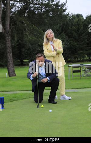 Colne Valley MP Jason McCartney (conservatore), si allinea un putt, aiutato da Tracey Brabin, sindaco dello Yorkshire (lavoro) ' un po 'più a sinistra JASO Foto Stock