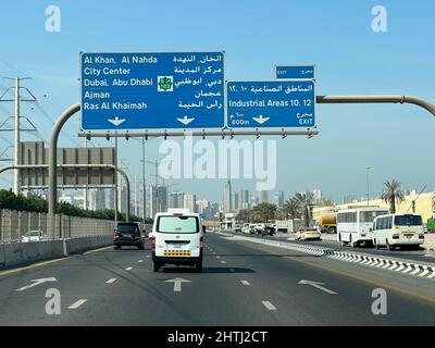 Emirati Arabi Uniti, Dubai - 01 dicembre 2021: Strade e ponti stradali di Dubai e vista sul sottopasso durante il giorno Foto Stock