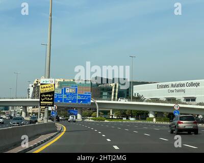 Emirati Arabi Uniti, Dubai - 01 dicembre 2021: Strade e ponti stradali di Dubai e vista sul sottopasso durante il giorno Foto Stock