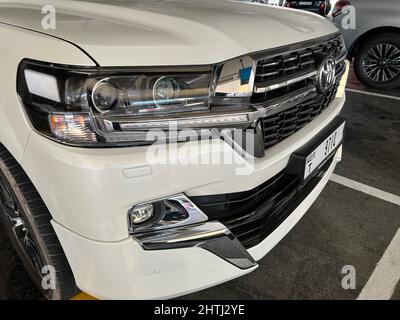 UAE, Dubai - 02 dicembre 2021: Toyota Land Cruiser 200 Series Restyling 2 Excalibur vista frontale, tre quarti vista, faro spento Foto Stock