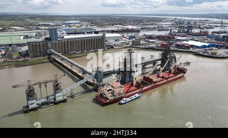 Porto container Tilbury Docks sul Tamigi navi carico drone vista aerea Foto Stock