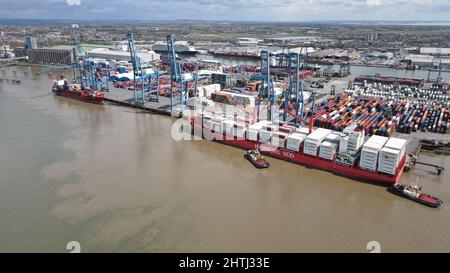 Porto container Tilbury Docks sul Tamigi navi carico drone vista aerea Foto Stock