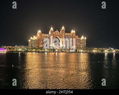 Emirati Arabi Uniti, dicembre 02,2021: THE POINTE, DUBAI. VISTA DEGLI SPETTACOLARI FUOCHI D'ARTIFICIO E DELLE COLORATE FONTANE DANZANTI DURANTE IL DIWALI CEL Foto Stock