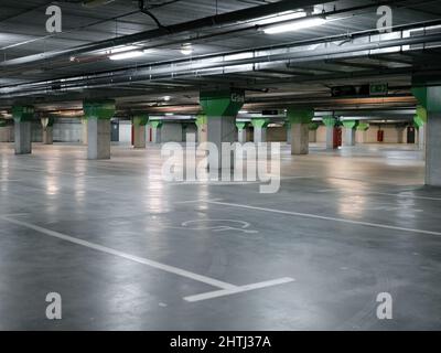 Parcheggio pubblico con segnaletica per disabili a terra Foto Stock