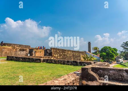 GALLE, SRI LANKA - DICEMBRE 24,2021: Antico forte a Galle con vista sulle vecchie mura Foto Stock