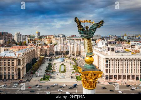 Kiev, Ucraina - 6 ottobre 2021: Monumento all'indipendenza a Kiev. Vista dal drone Foto Stock