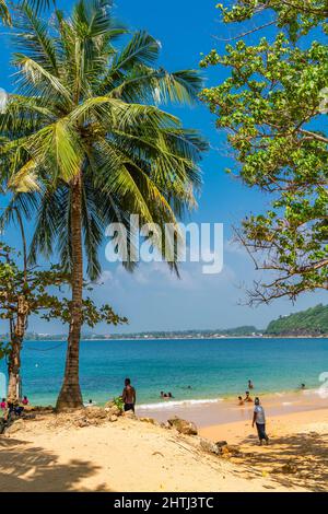 UNAWATUNA, SRI LANKA - 24 DICEMBRE 2021: Vista della Jungle Beach a Unawatuna, Galle con acqua calma, verticale Foto Stock