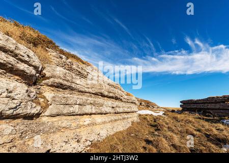 Formazioni rocciose carsiche sul Parco Naturale Regionale dell'Altopiano della Lessinia, Provincia di Verona, comune di Erbezzo, Veneto, Italia, Europa. Foto Stock