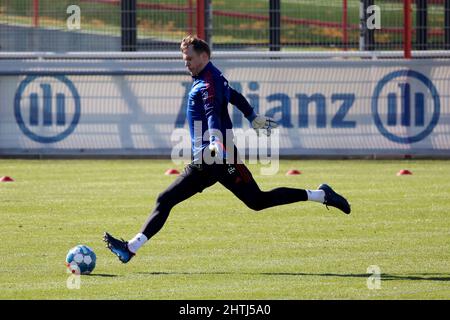 Monaco di Baviera, Germania. 01st Mar 2022. Calcio, Bundesliga, allenamento, FC Bayern Monaco: Il portiere Manuel Neuer spara una palla a piena velocità. Credit: Matthias Balk/dpa/Alamy Live News Foto Stock