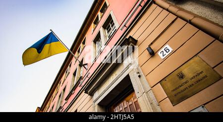 Berlino, Germania. 28th Feb 2022. Presso l'Ambasciata dell'Ucraina vola la bandiera nazionale. Credit: Paul Zinken/dpa/Alamy Live News Foto Stock