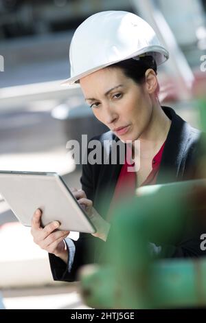 ingegnere femminile in fabbrica contemporanea Foto Stock