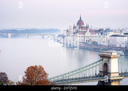 Vista su Budapest con parlamento ungherese Foto Stock