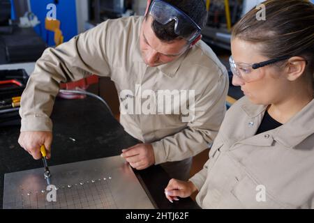 due saldatori che assemblano le parti Foto Stock