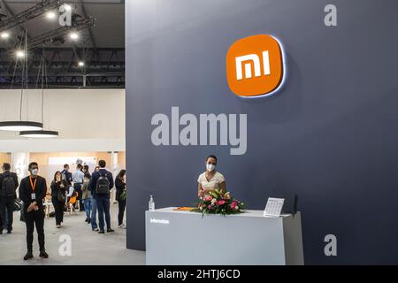 Barcellona, Spagna. 28th Feb 2022. Lo stand Xiaomi è stato visto durante la prima giornata del Mobile World Congress 2022 (MWC) alla Fira de Barcelona. Credit: SOPA Images Limited/Alamy Live News Foto Stock
