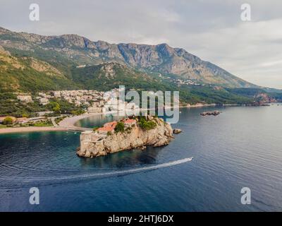 Aerofotografia. Vista dal drone volante. Vista panoramica dell'isola di Sveti Stefan a Budva in una splendida giornata estiva, Montenegro. Vista dall'alto. Bellissima Foto Stock