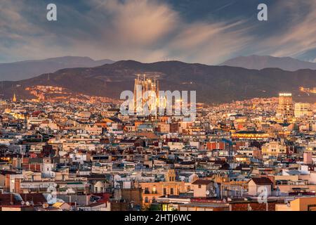 Skyline notturno della città con Sagrada Familia basilica chiesa, Barcellona, Catalogna, Spagna Foto Stock