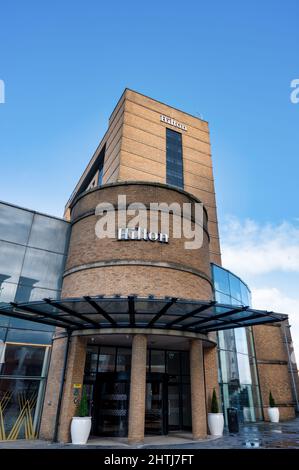 Belfast, UK- 19 febbraio 2022: L'ingresso principale dell'Hilton Hotel nel centro di Belfast. Foto Stock