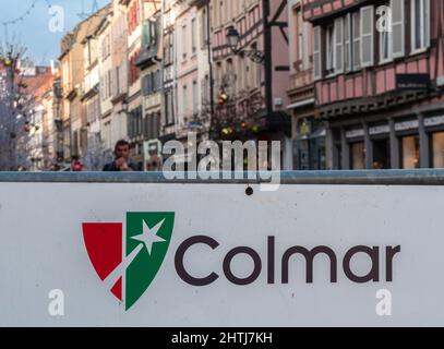 Colmar, Francia - 13 dicembre 2021: Colmar è una famosa città storica in Alsazia, nella Francia nord-orientale, nel dipartimento dell'Alto Reno, di cui è Foto Stock