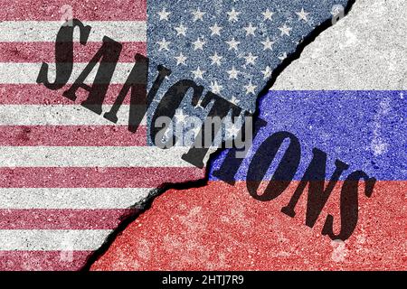 La crepa tra la Federazione russa e le bandiere USA sul muro di cemento. Il concetto di sanzioni. Foto Stock
