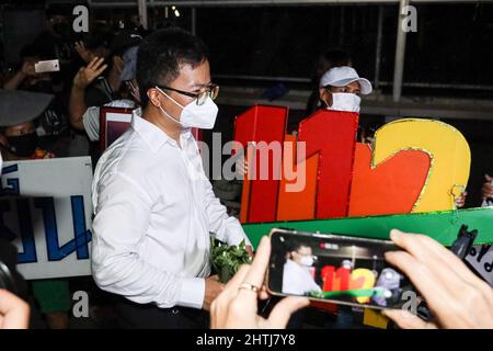 Bangkok, Tailandia. 28th Feb 2022. Arnon Nampa, Avvocato per i diritti umani e leader del Gruppo Ratsadon, è stato rilasciato su cauzione dopo 201 giorni di carcere per una maestà lese. Dal 11 agosto 2021, con la madre di Arnon e i dimostranti in attesa di essere rilasciato di fronte alla prigione di Bangkok Remand. (Foto di Adirach Toumlamoon/Pacific Press) Credit: Pacific Press Media Production Corp./Alamy Live News Foto Stock