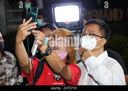 Bangkok, Tailandia. 28th Feb 2022. Arnon Nampa, Avvocato per i diritti umani e leader del Gruppo Ratsadon, è stato rilasciato su cauzione dopo 201 giorni di carcere per una maestà lese. Dal 11 agosto 2021, con la madre di Arnon e i dimostranti in attesa di essere rilasciato di fronte alla prigione di Bangkok Remand. (Foto di Adirach Toumlamoon/Pacific Press) Credit: Pacific Press Media Production Corp./Alamy Live News Foto Stock