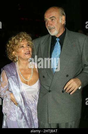 Sean Connery con sua moglie Micheline Roquebrune alla prima di Londra del suo nuovo film LEAGUE OF GENTLEMEN 29th settembre 2003 Foto Stock