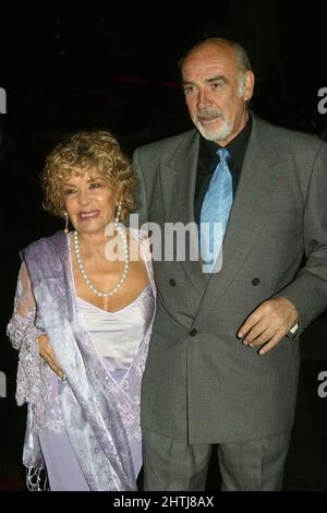 Sean Connery con sua moglie Micheline Roquebrune alla prima di Londra del suo nuovo film LEAGUE OF GENTLEMEN 29th settembre 2003 Foto Stock