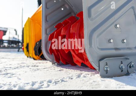 È in vendita un nuovo spazzaneve a benzina. Meccanismo di rimozione della neve. Un dispositivo per la rimozione della neve a casa in inverno. Foto Stock