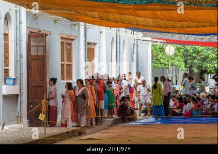 Pondicherry, India - 15 agosto 2017: Darshan giorno a Sri Aurobindo Ashram. Il 15th agosto è il compleanno di Aurobindo e i visitatori sono autorizzati a e Foto Stock