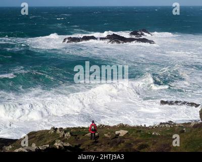 Onde che si infrangono sulle rocce di Carracks tra Zennor e St Ives, Cornovaglia Foto Stock