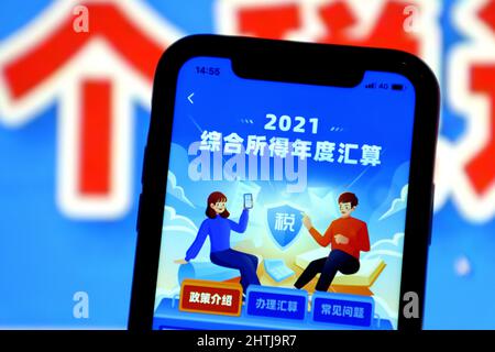 YICHANG, CINA - 1 MARZO 2022 - Foto scattata il 1 marzo 2022 mostra l'interfaccia APP del calcolo completo del reddito 2021, Yichang, Hubei Provinc Foto Stock