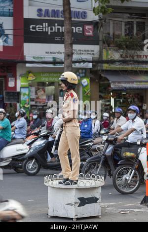 Regolamentazione del traffico ad ho Chi Minh, Vietnam Foto Stock