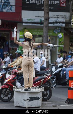 Regolamentazione del traffico ad ho Chi Minh, Vietnam Foto Stock