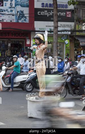 Regolamentazione del traffico ad ho Chi Minh, Vietnam Foto Stock