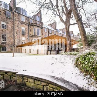 Edimburgo, Scozia, Regno Unito - Cappella di Saint Albert il Grande di Simpson e Brown Architetti nella neve Foto Stock