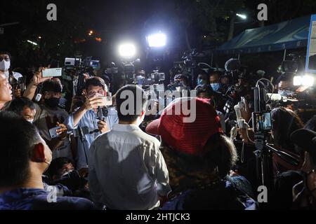 Bangkok, Tailandia. 28th Feb 2022. Arnon Nampa, Avvocato per i diritti umani e leader del Gruppo Ratsadon, è stato rilasciato su cauzione dopo 201 giorni di carcere per una maestà lese. Dal 11 agosto 2021, con la madre di Arnon e i dimostranti in attesa di essere rilasciato di fronte alla prigione di Bangkok Remand. (Credit Image: © Adirach Toumlamoon/Pacific Press via ZUMA Press Wire) Foto Stock